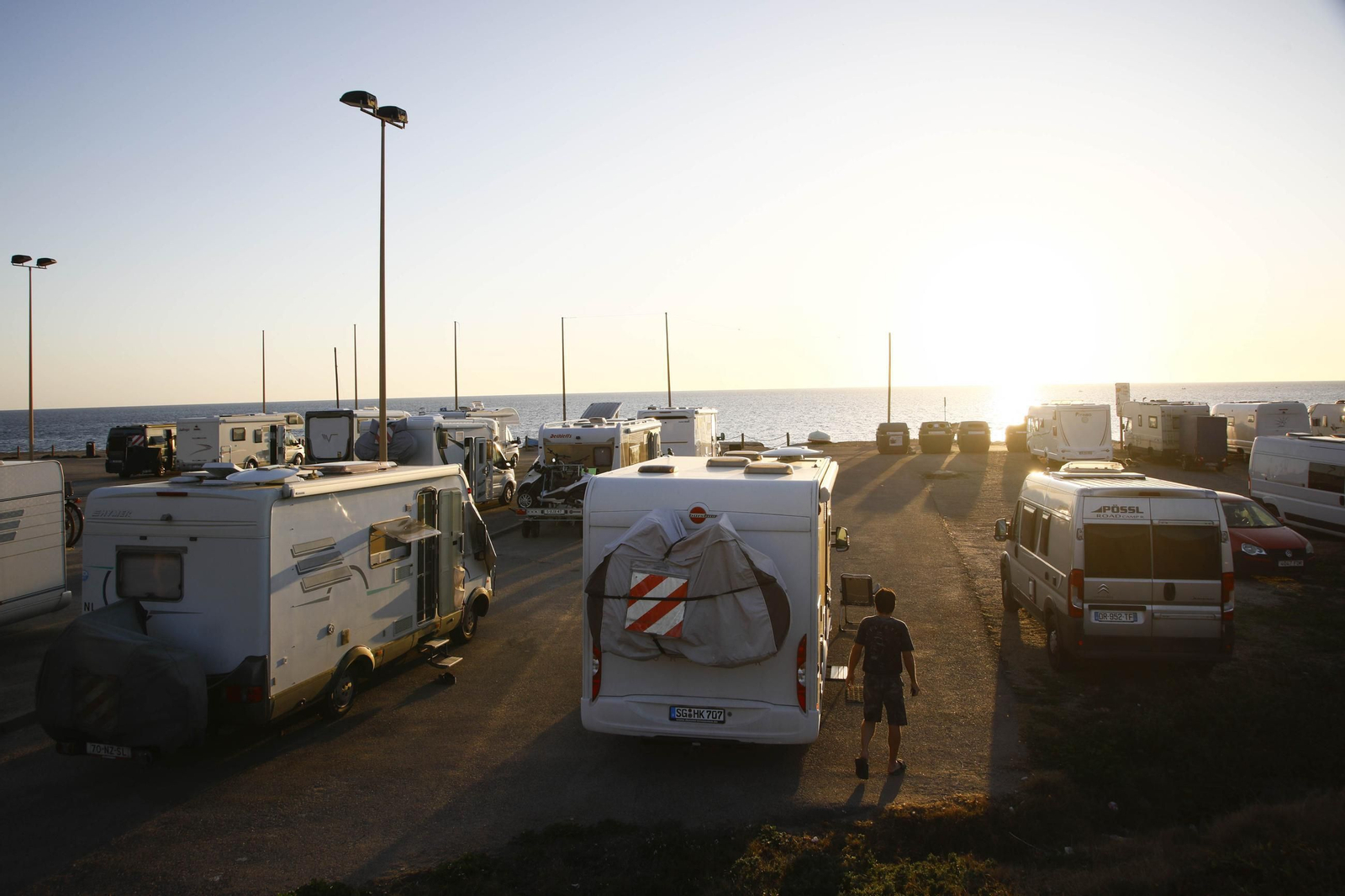 Autocaravanas estacionadas en la playa de Cabo de Gata, en imágenes