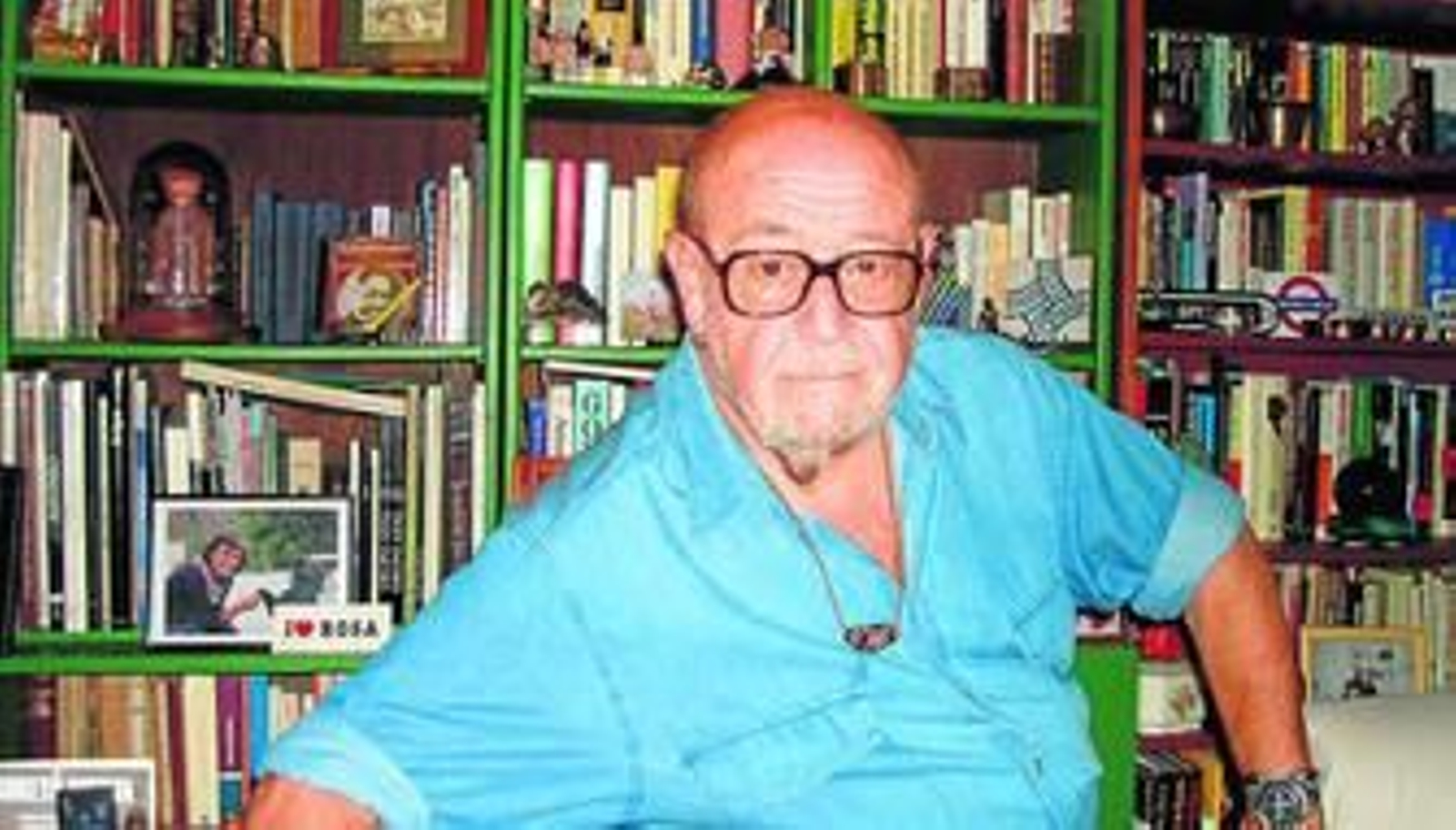 El escritor y periodista Eduardo G. Zárate en su despacho.