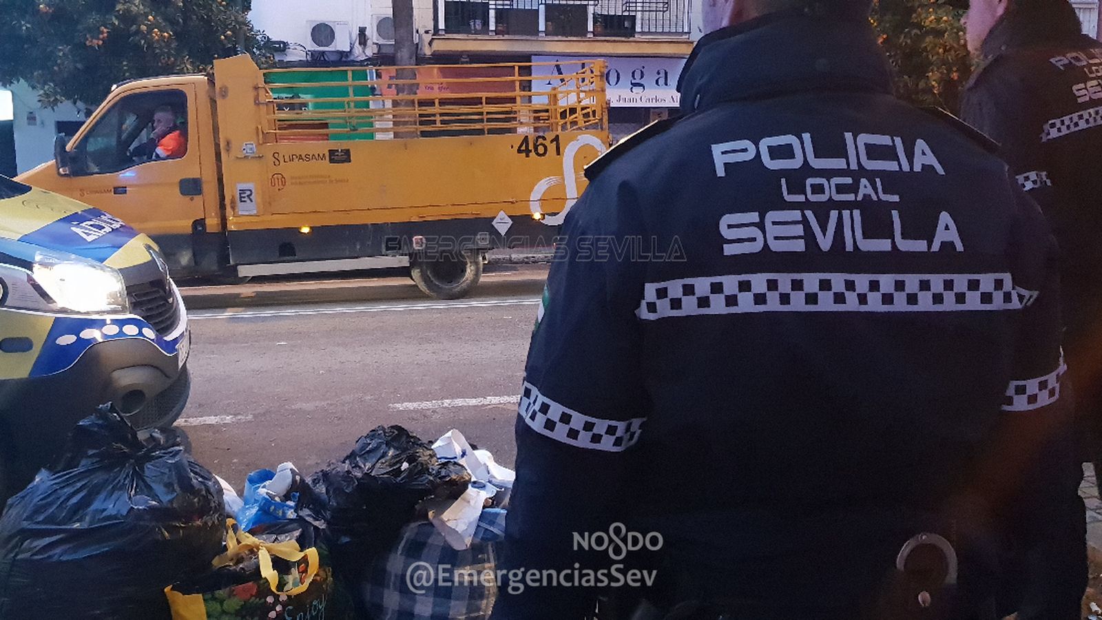 Agentes de la Policía Local durante el dispositivo de limpieza de Lipasam.