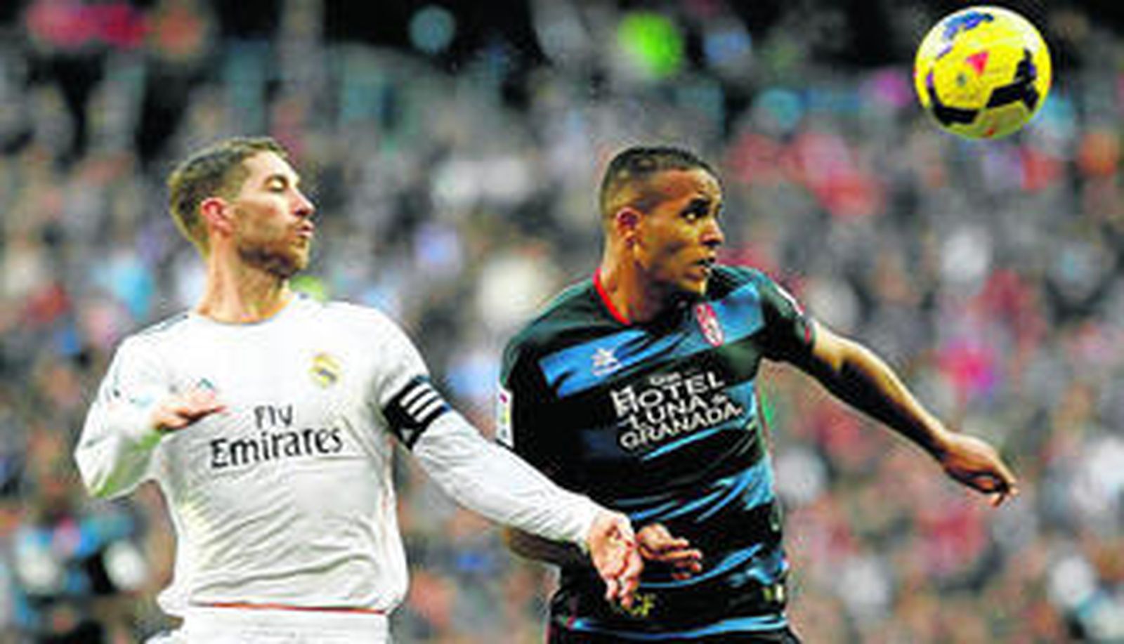 Sergio Ramos y El Arabi pugnan por un balón durante el partido de ayer en Bernabéu.