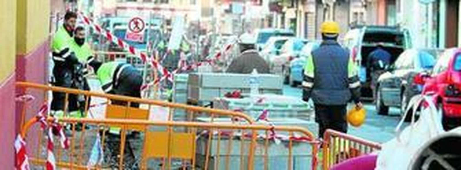 Renovación del acerado de la calle Puebla de Guzmán.