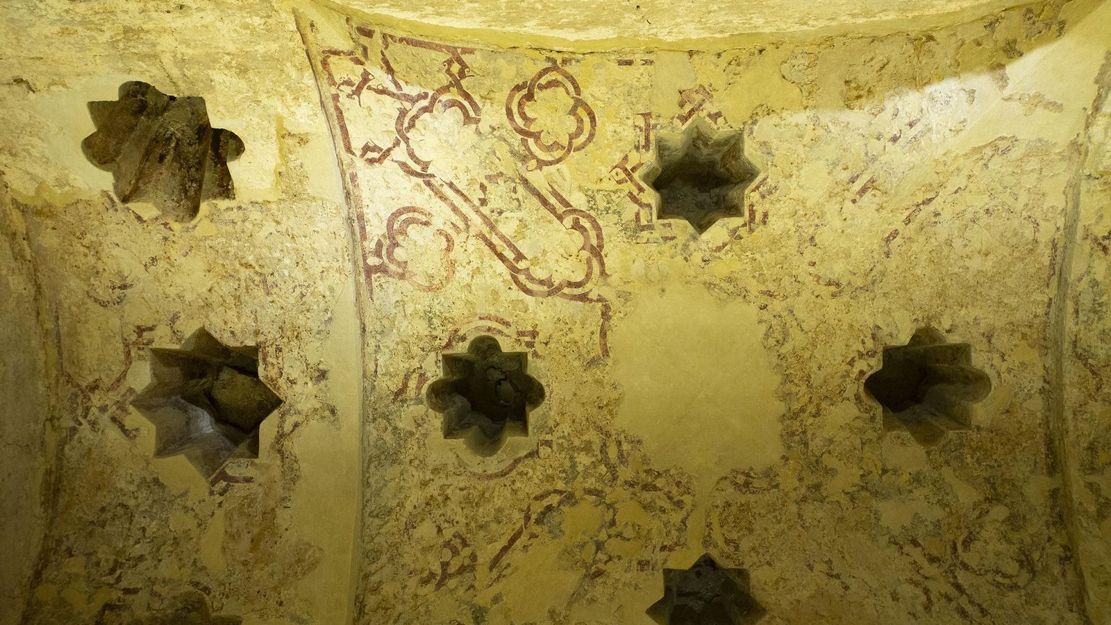 Las luceras y restos de decoración.