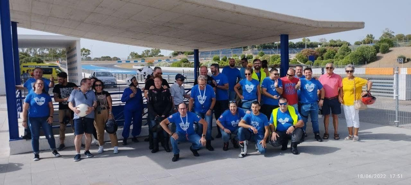 Participantes de la ONCE y miembros  de Los Viñis, en el Circuito de Jerez-Ángel Nieto.