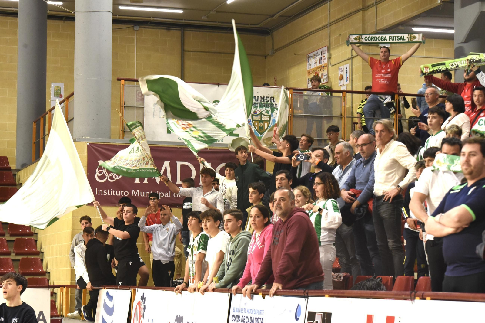 Las mejores fotos del ambiente en Vista Alegre para el Córdoba Futsal - AD Sala 10 Zaragoza