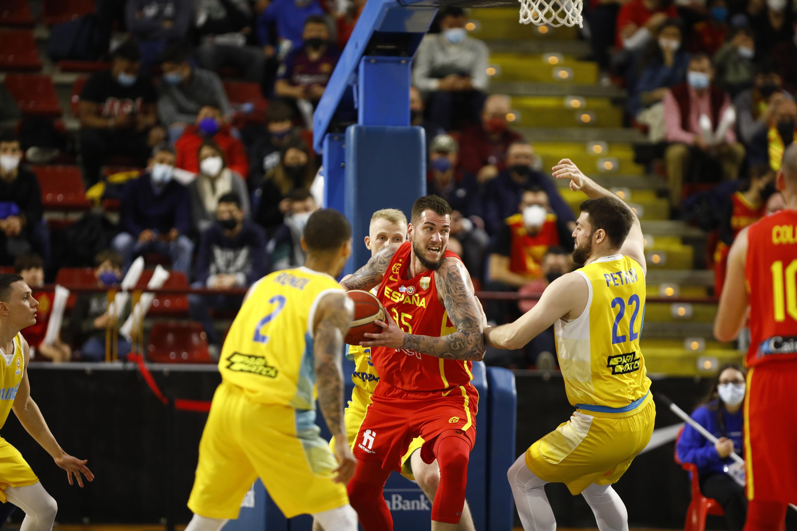 Las imágenes del emotivo encuentro entre España y Ucrania en Córdoba