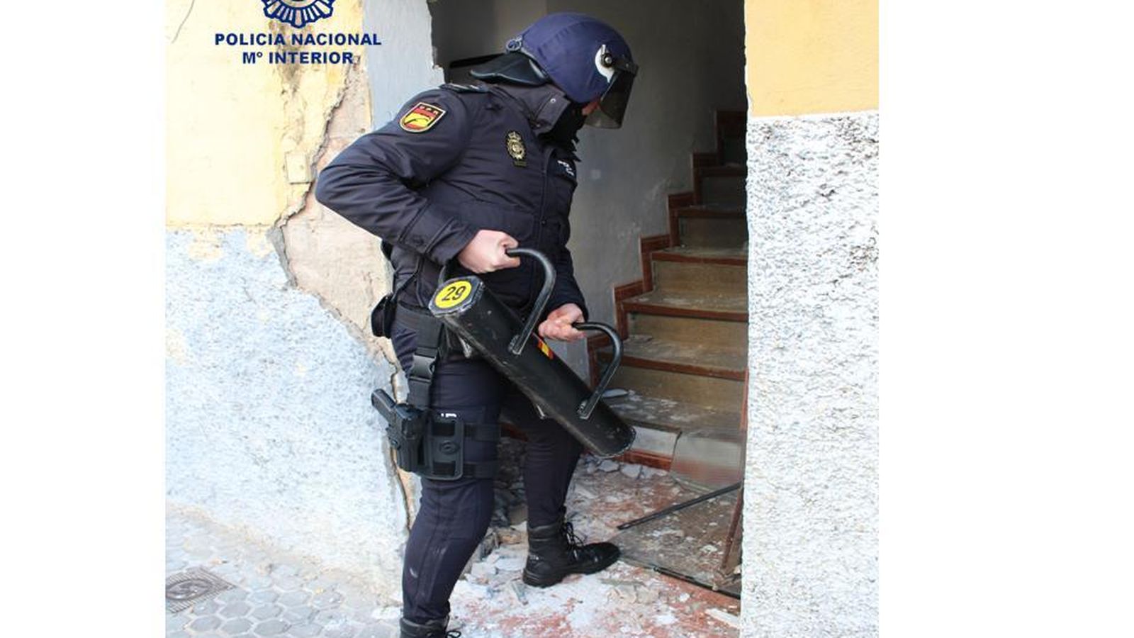 Uno de los registros domiciliarios durante la operación.