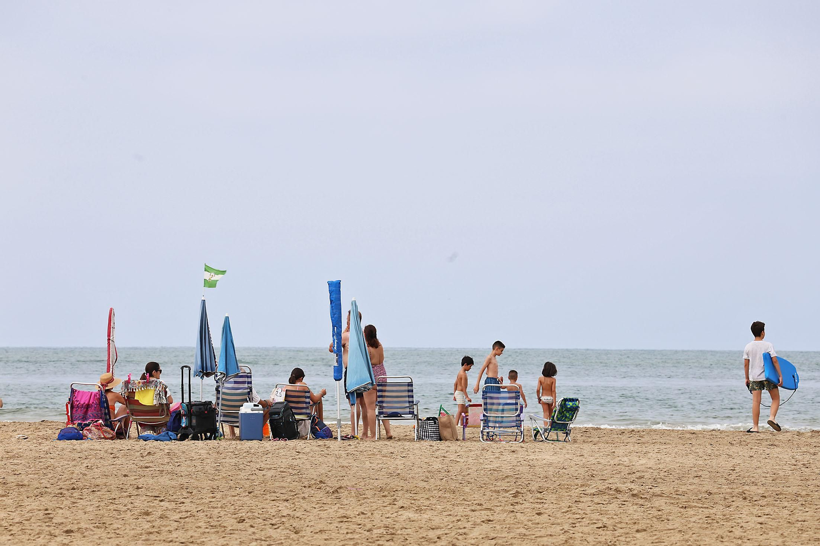 Imágenes del ambiente en las playas de Huelva en la mañana de domingo