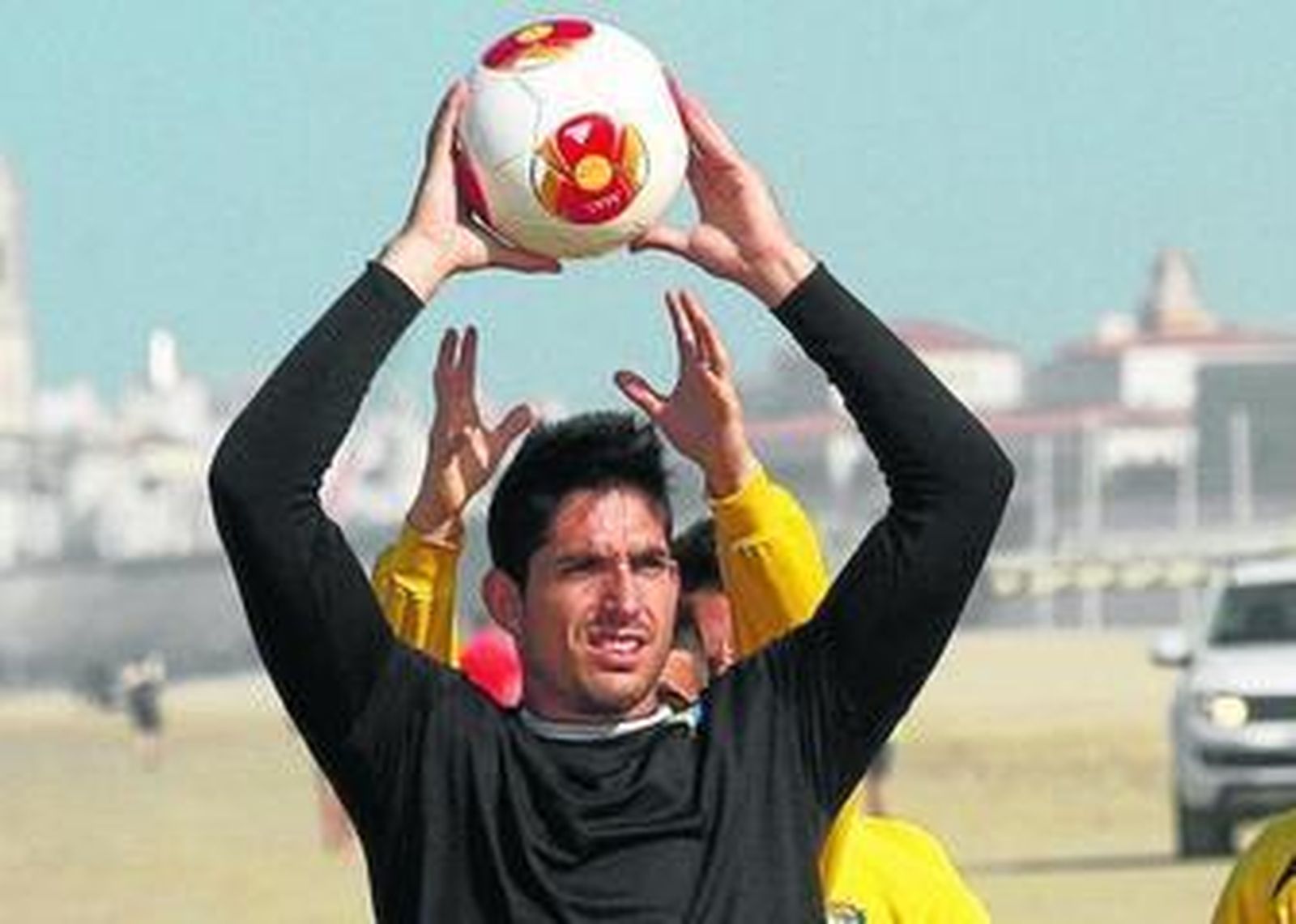 El portero Bernabé, durante un entrenamiento con el Cádiz.