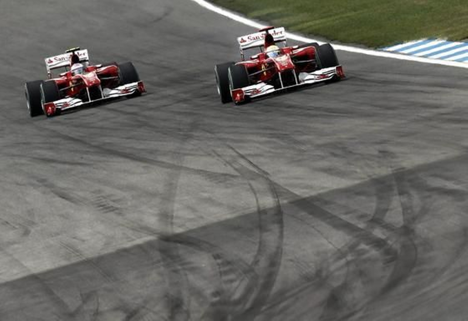 Alonso adelanta a Massa.

Foto: afp