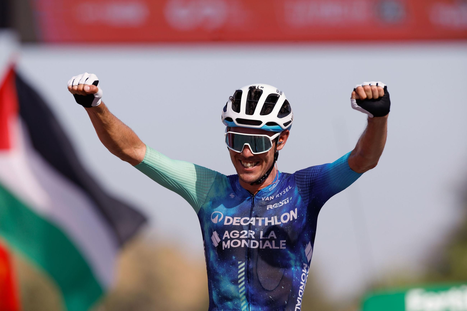 Ben O'Connor celebra su victoria en la sexta etapa de La Vuelta a España.