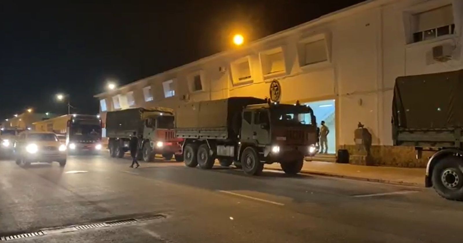 Salida de camiones del Ejército hacia la zona siniestrada por la DANA en Valencia.