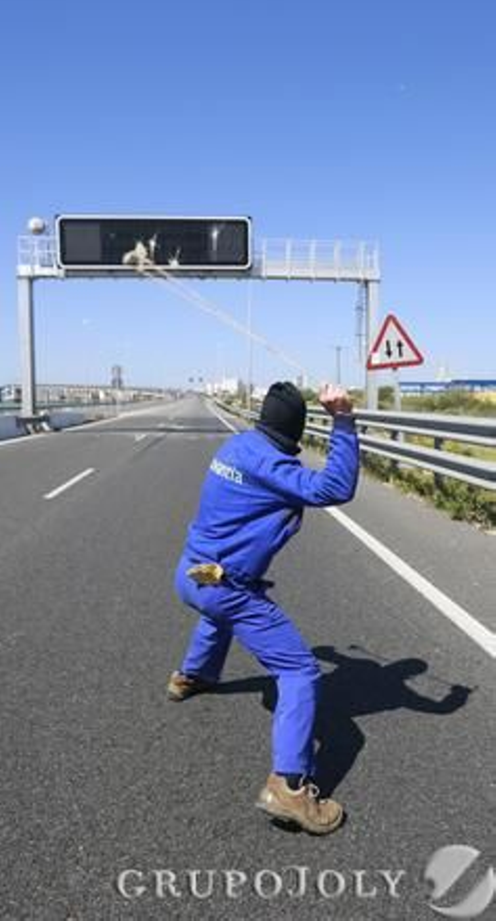 Los trabajadores del astillero de Puerto Real destrozaron el carril reversible y provocaron el colapso de la Bahía.

Foto: Julio González