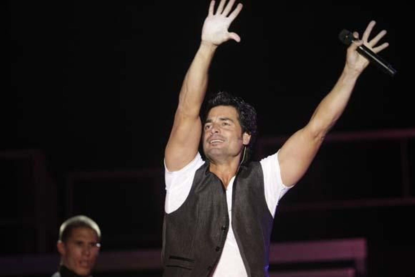 El cantante deleita a sus fans en la playa Victoria

Foto: Julio Gonzalez