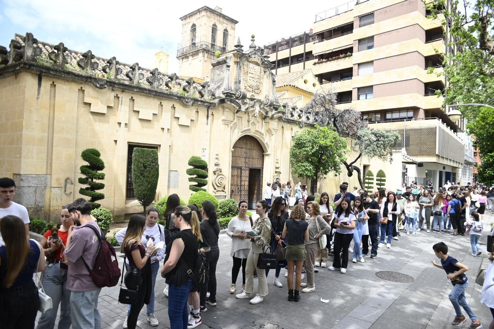 La multitudinaria presentación de Mercedes Ron en la Feria del Libro de Córdoba, en imágenes