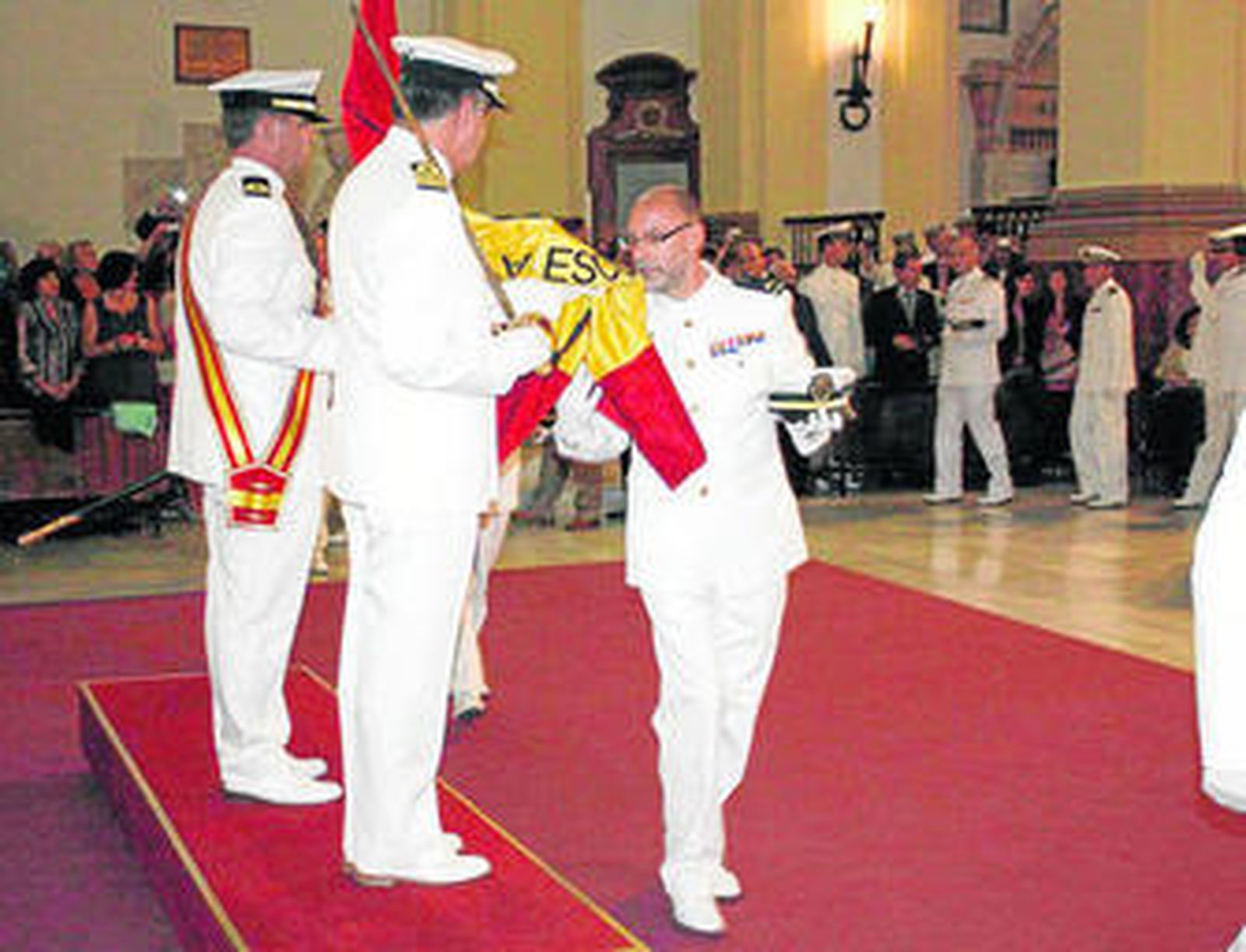 Uno de los miembros de la promoción durante el acto de jura a la bandera.