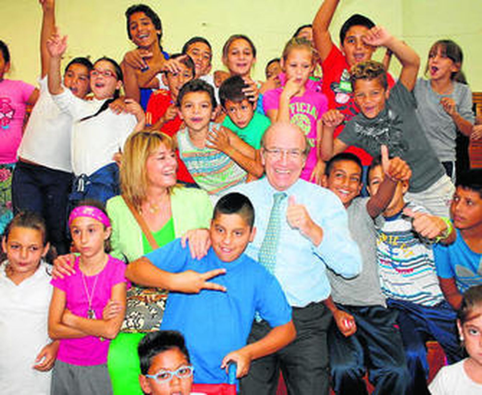 Los responsables municipales, junto a los chavales.