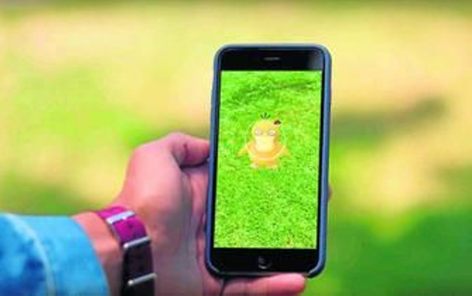 Un Pokémon de agua, Psyduck, listo para ser capturado.