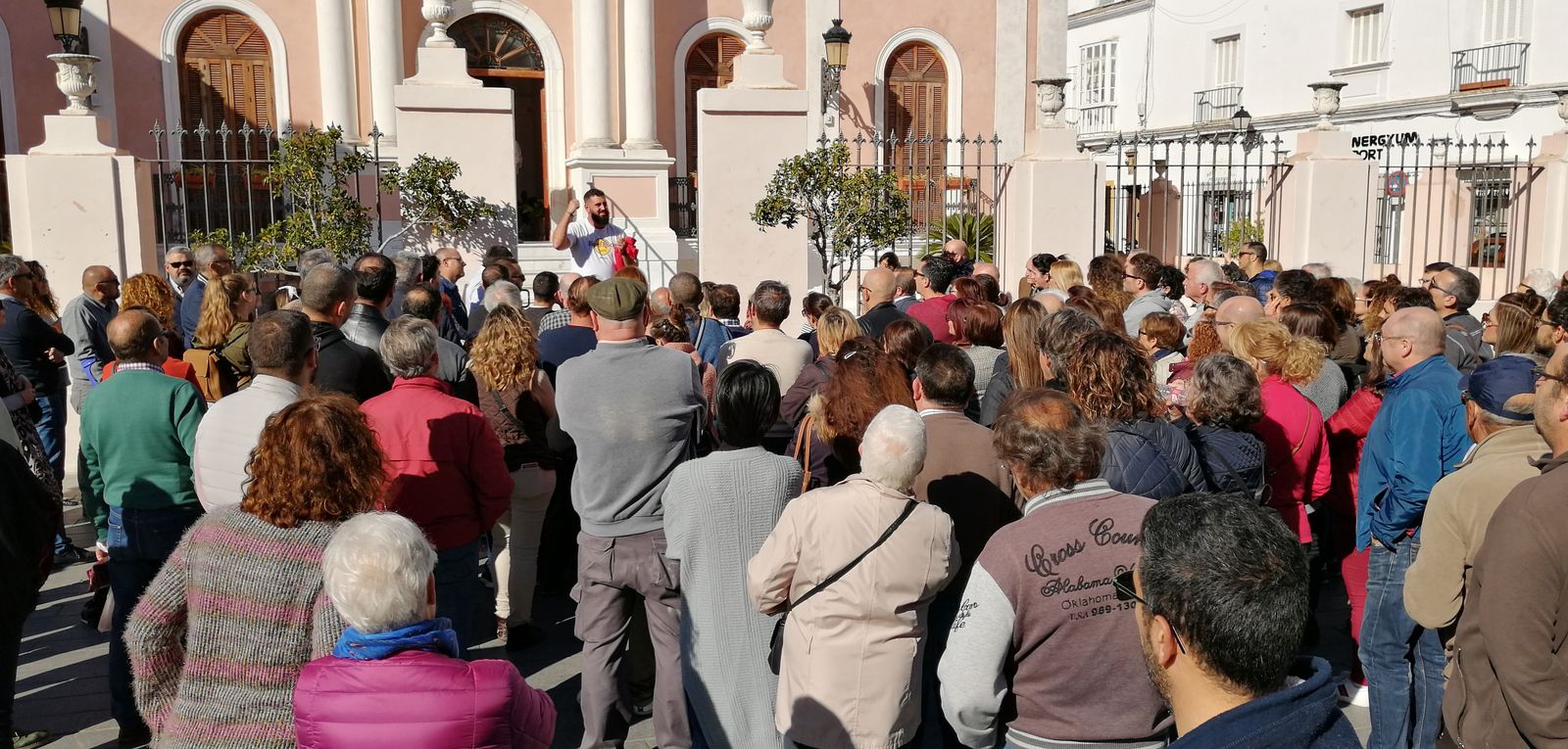 Concentración de comerciantes a las puertas del Ayuntamiento de Puerto Real