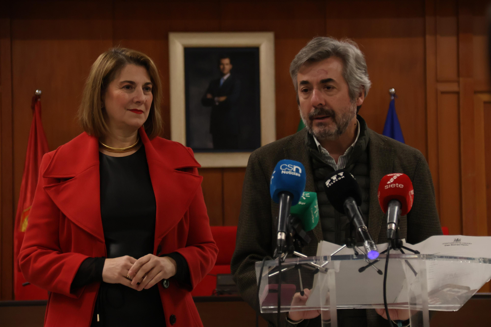 Eva Contador y Miguel Ángel Torrico presentan las ayudas.