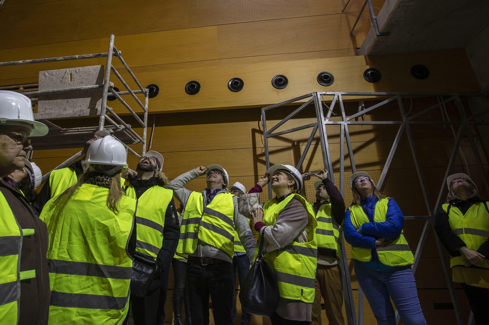 Un grupo de ciudadanos observa las mejoras en el interior del Ayuntamiento durante una visita.