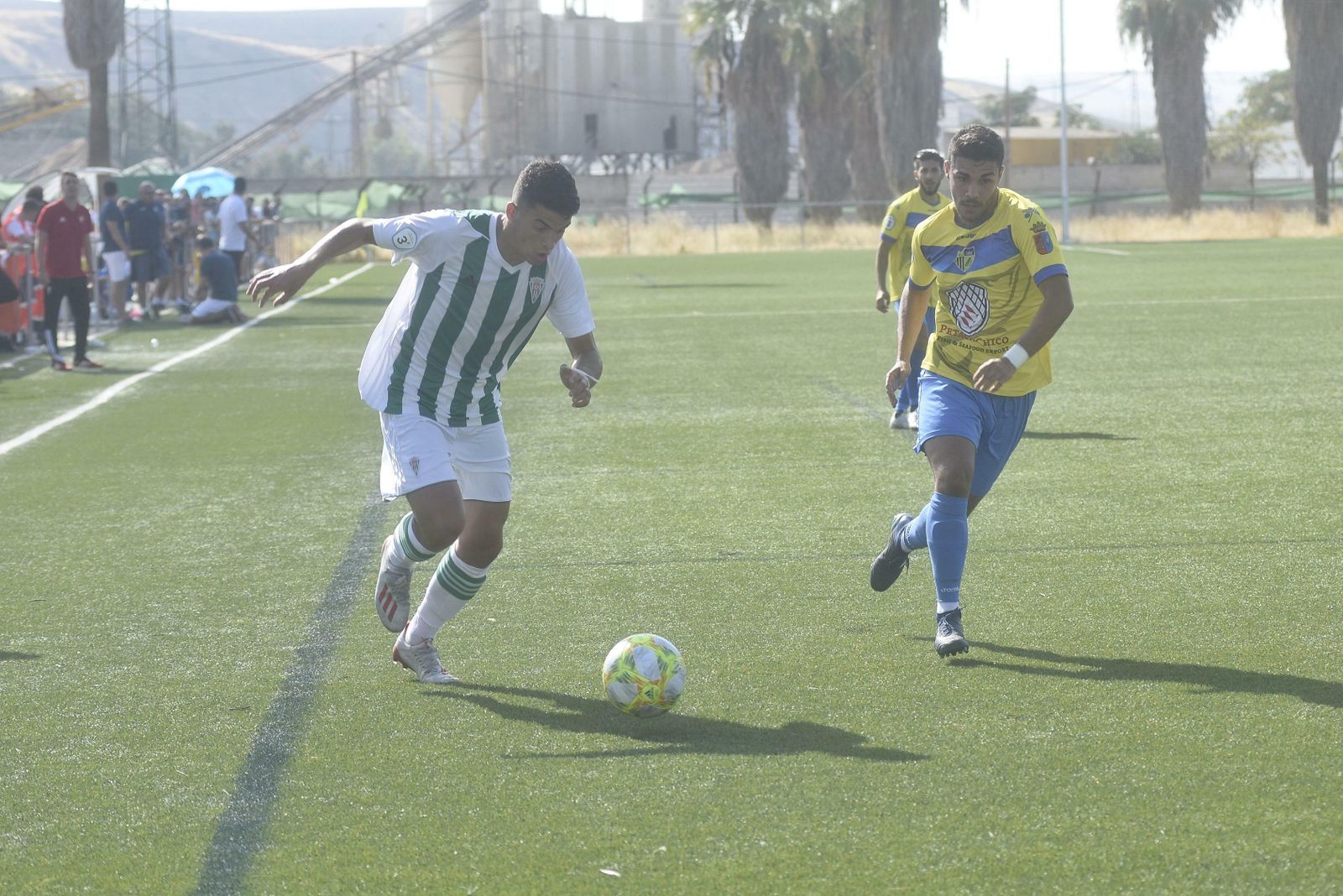 El local Felipe Veloso pugna por el balón con un rival.