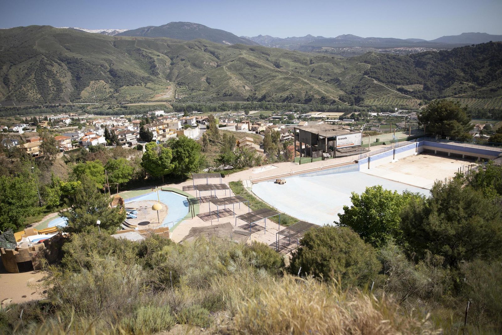 Así luce el parque acuático de Granada 'Aquaola' tras su cierre definitvio