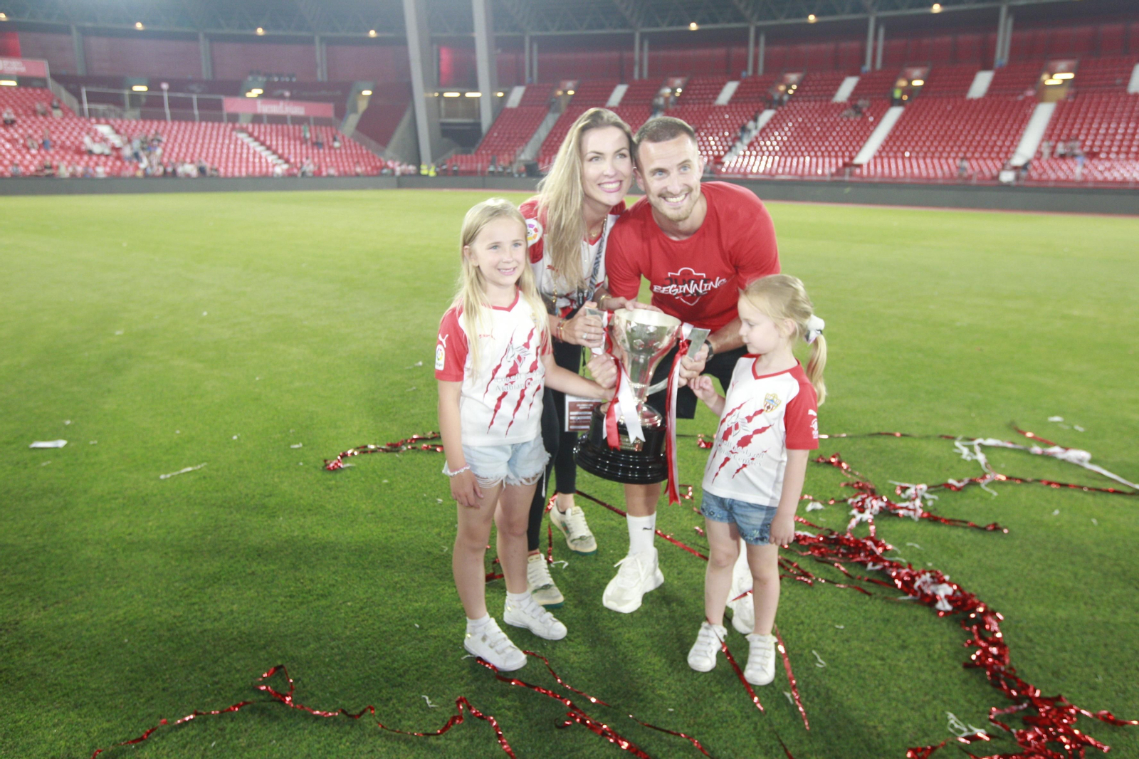 Las imágenes de la fiesta del ascenso de la U.D. Almería en el Estadio Mediterráneo.