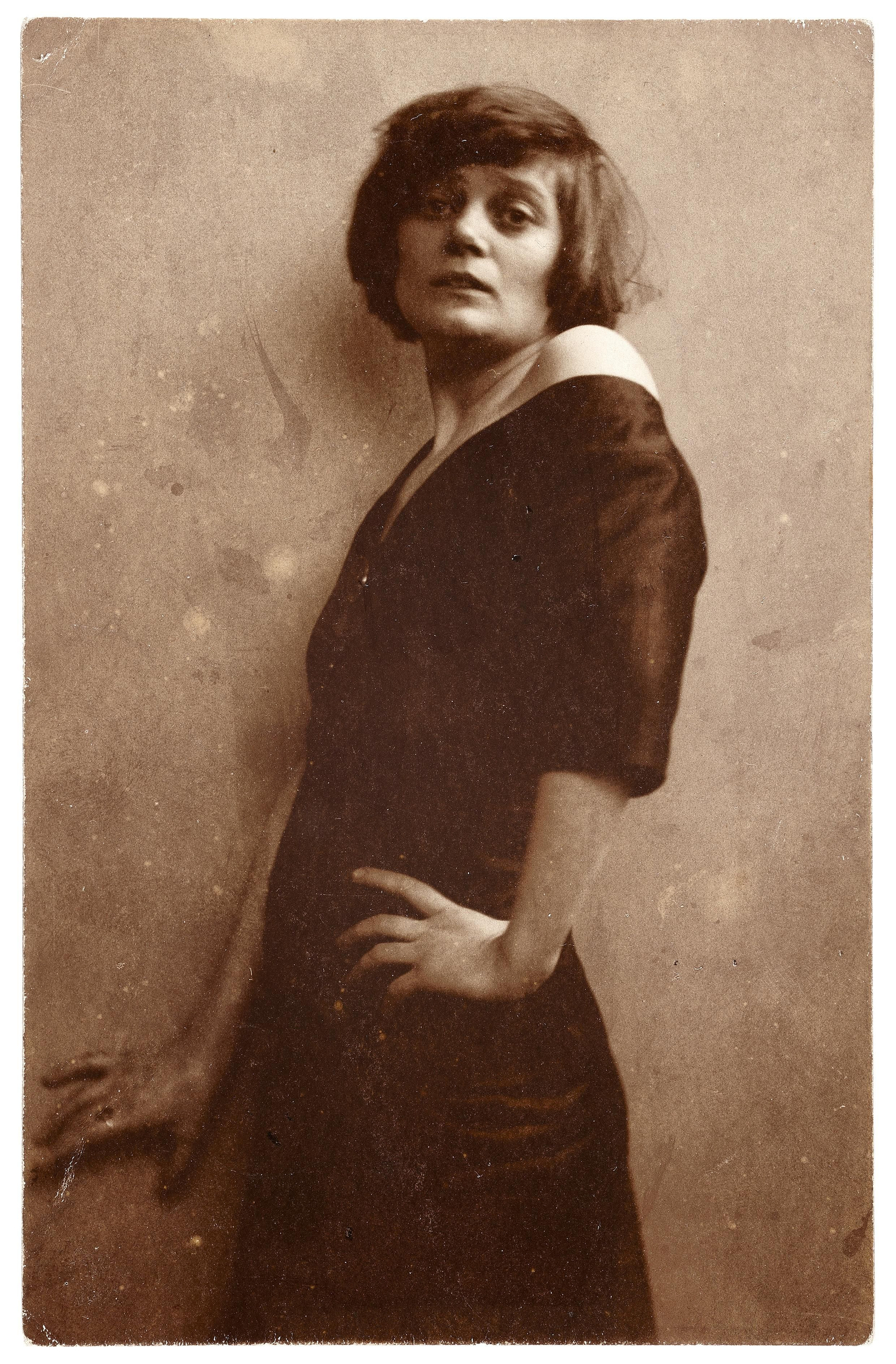 La autora, en un retrato fechado en 1913.