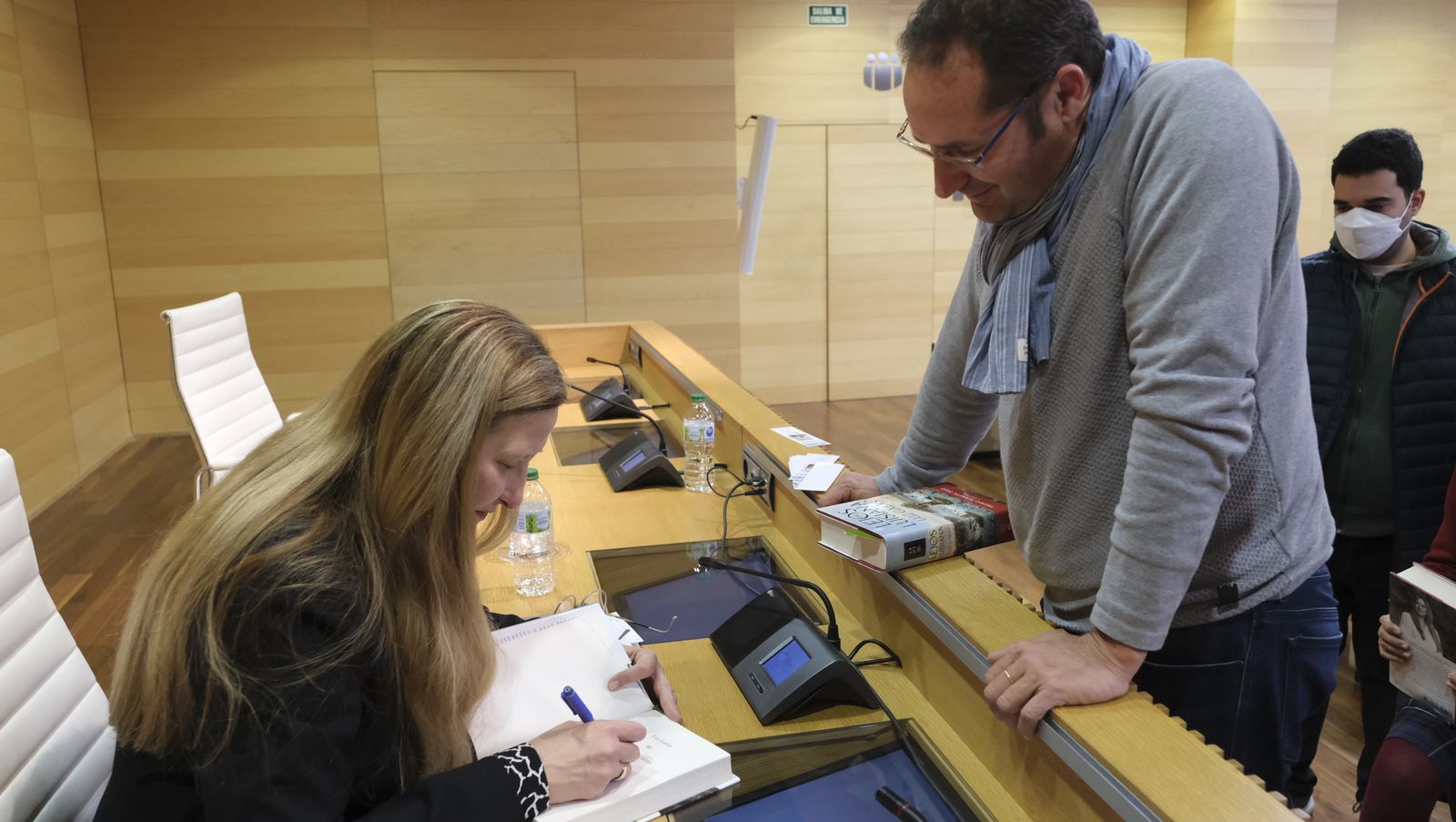 Imágenes del Diario de los Libros con la escritora ganadora del Premio Planeta 2022, Luz Gabás