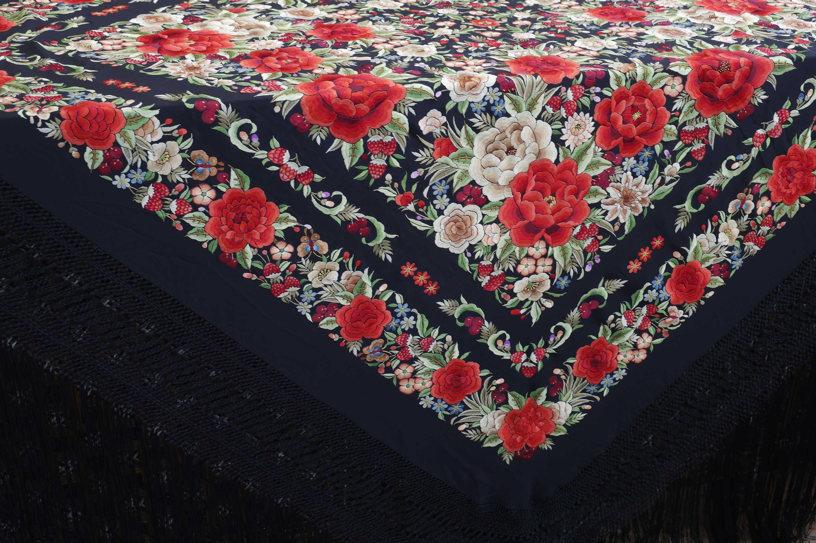 "Detalles en nácar, bordados y flecos, todos los detalles de los mantones de Foronda, en imágenes"