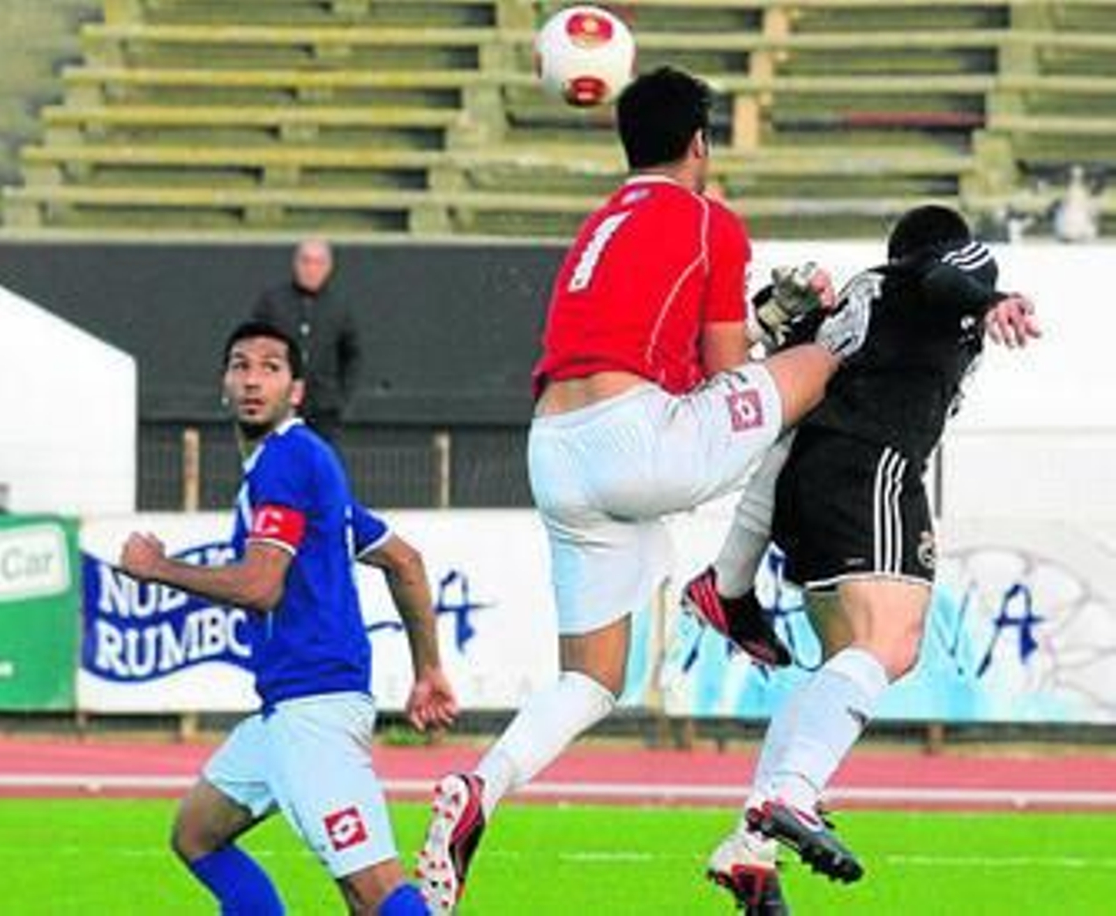 Momento en el que Munir golpea a Hugo Díaz dentro del área; el árbitro no decretó nada.