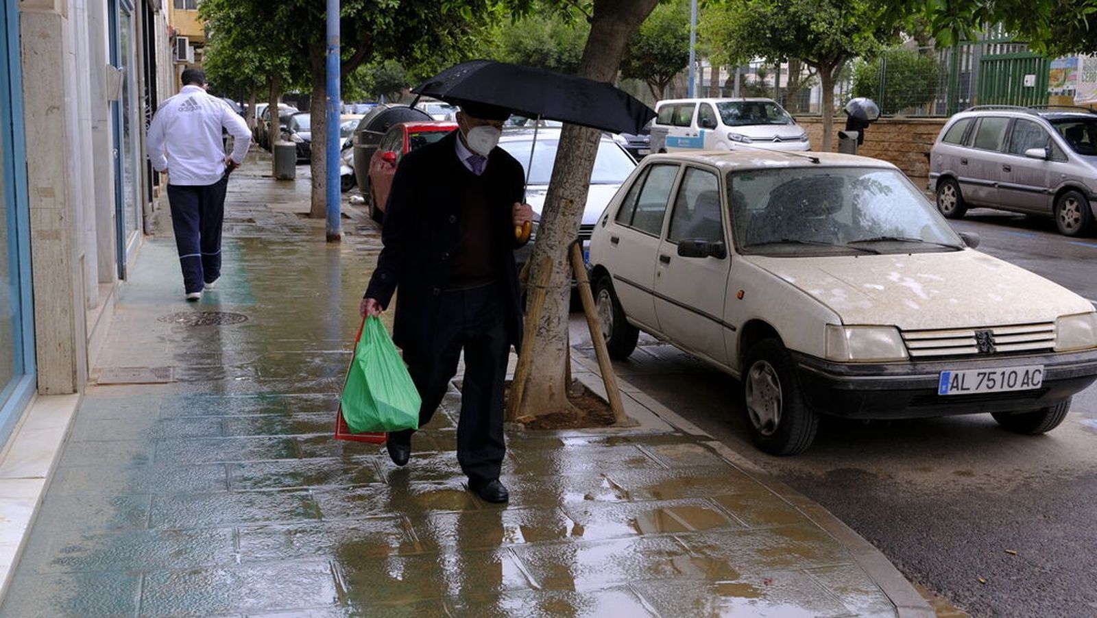 Los paraguas y Almería, un idilio inusual: nuevo temporal y posible granizada