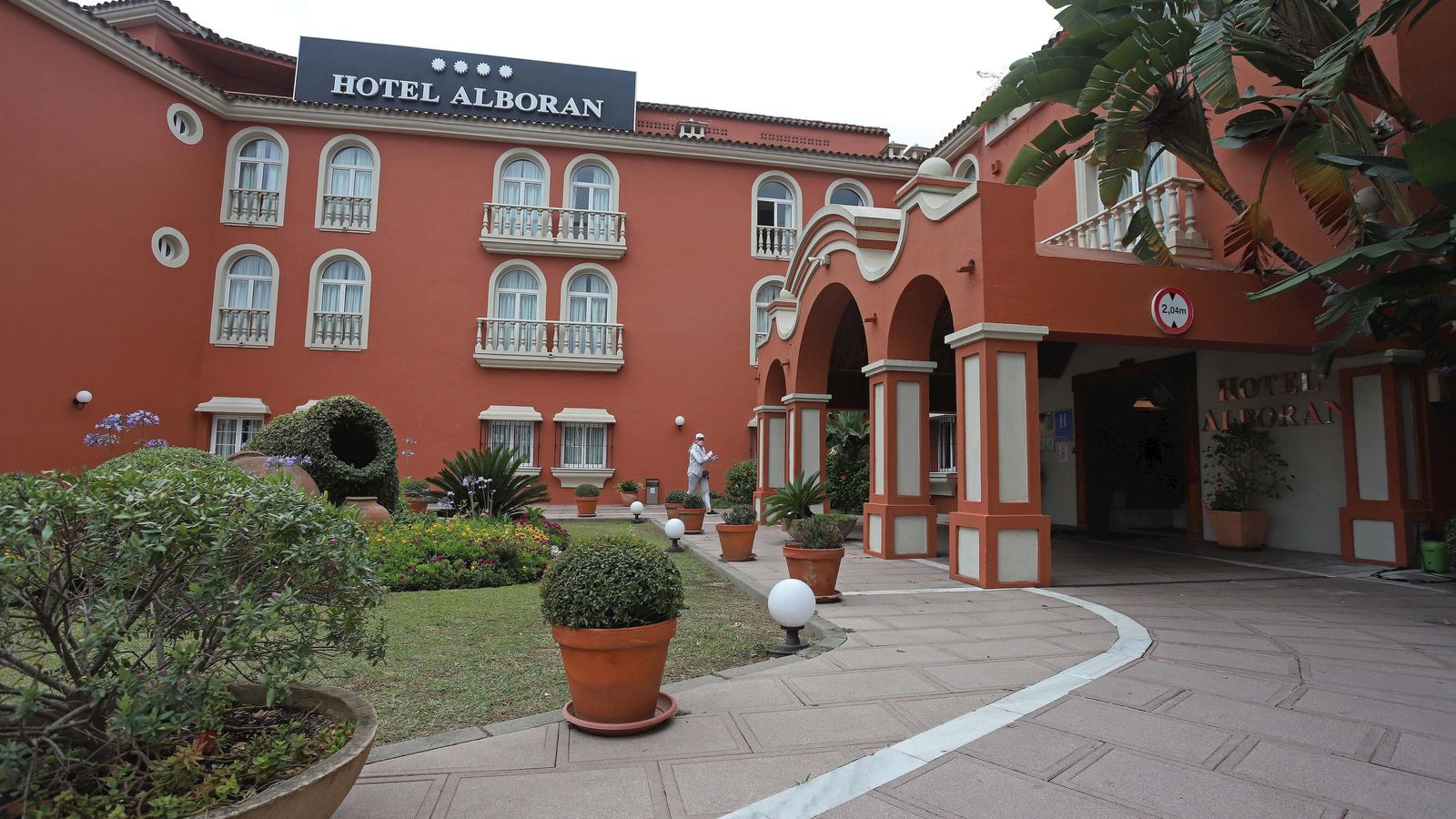Entrada al hotel Alborán.