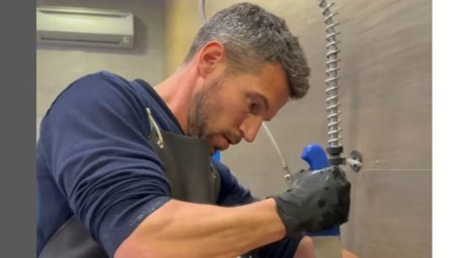 El pescadero, @belipescaderia, limpiando una pieza de pescado