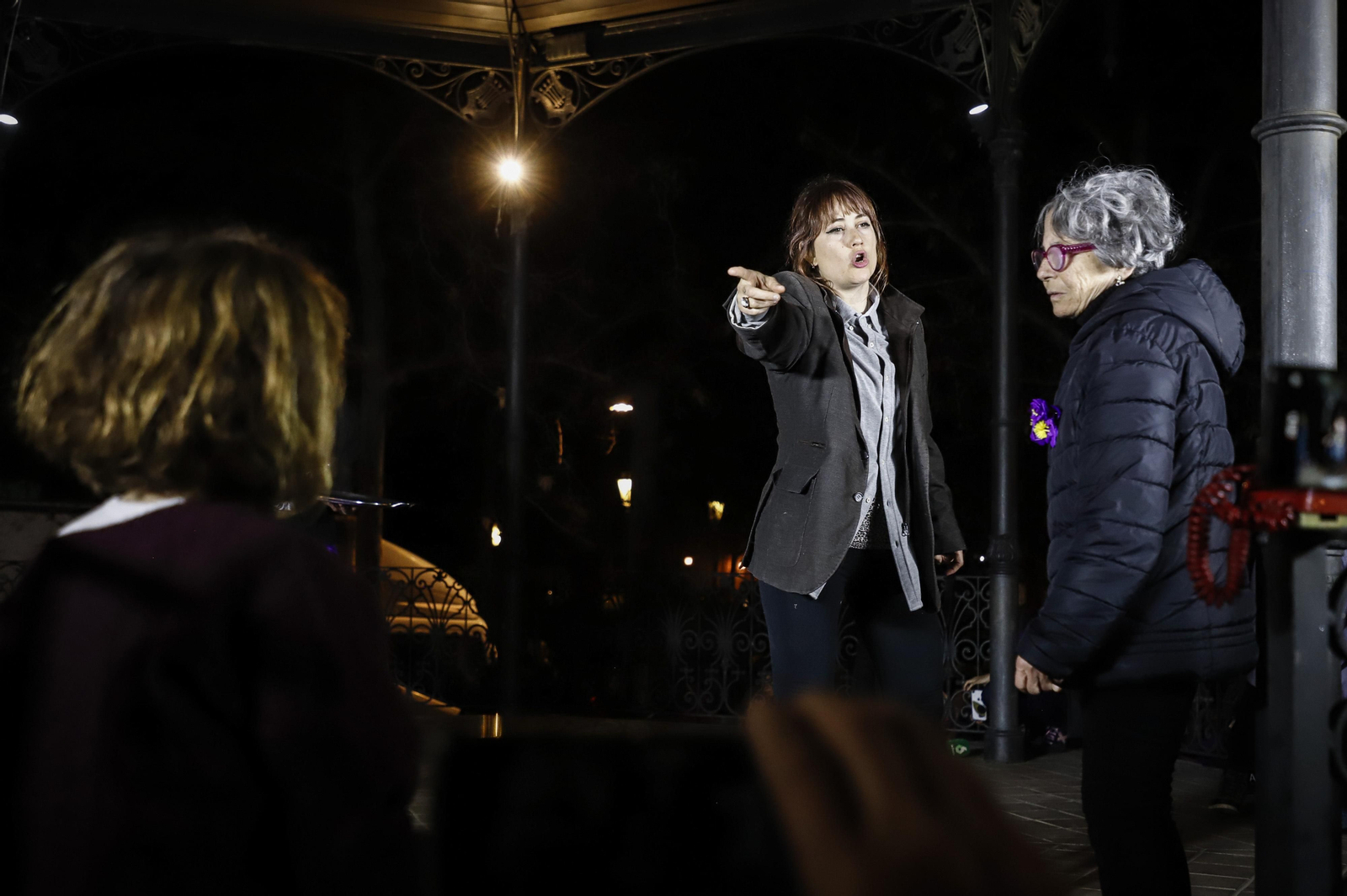 Una ola morada inunda la avenida principal de Granada en el Día de la Mujer