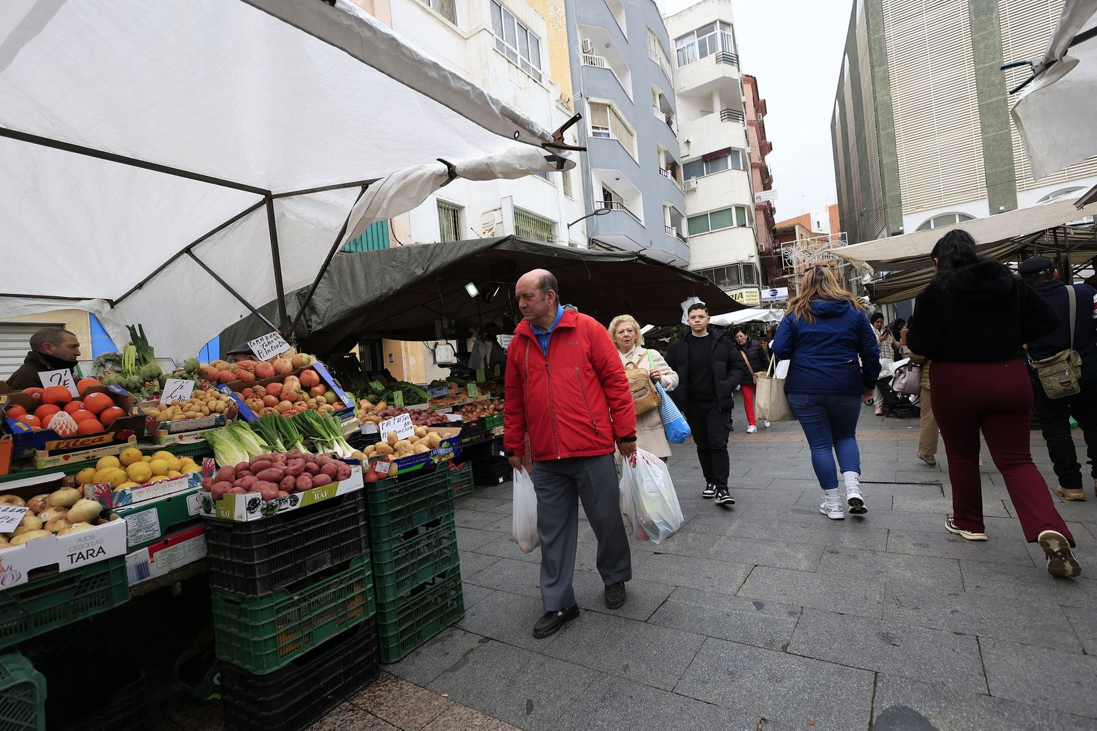 Las últimas compras para Nochevieja en Algeciras, en imágenes