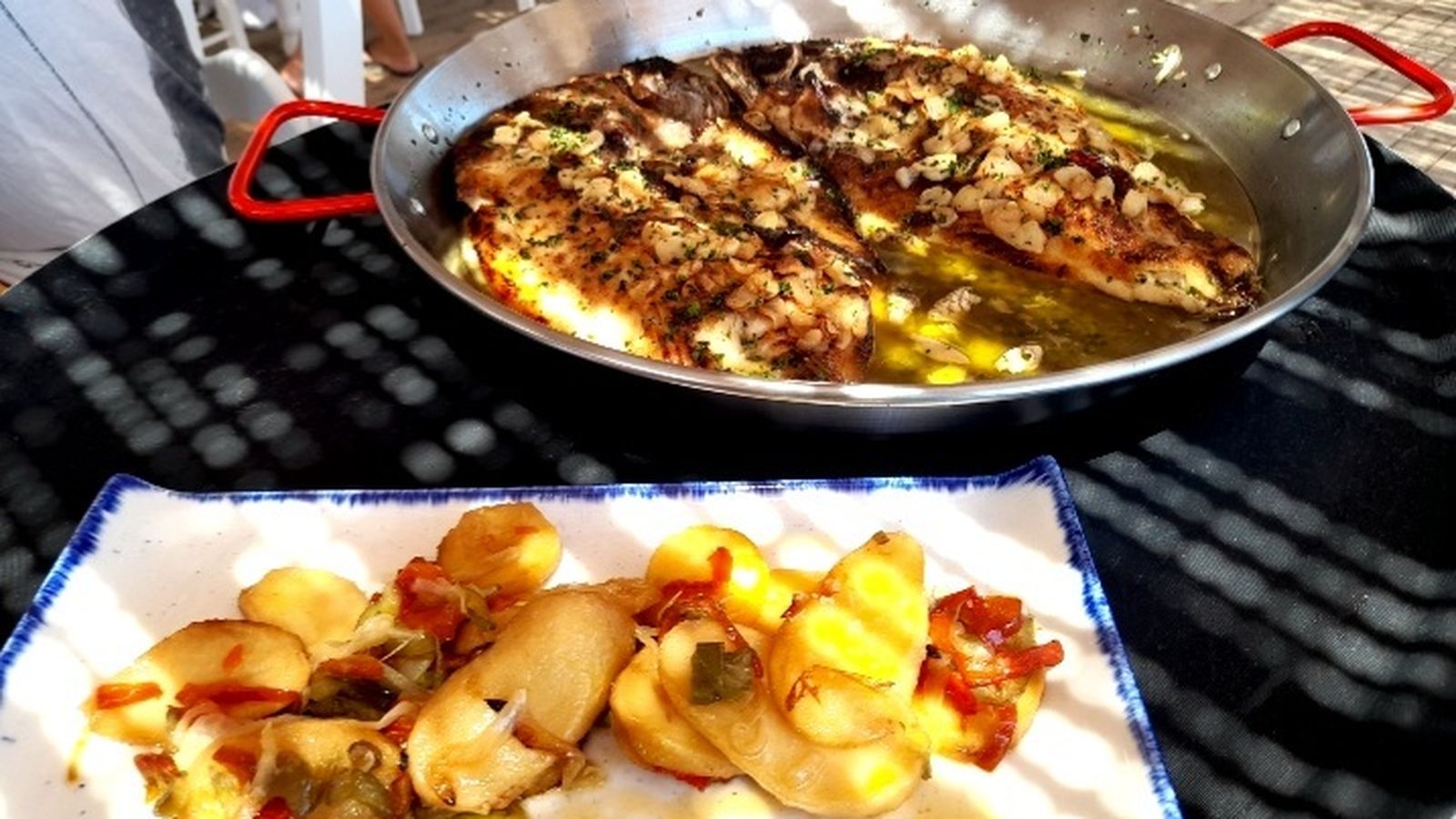 Una urta a la bilbaína con guarnición de patatas en El Mirlo