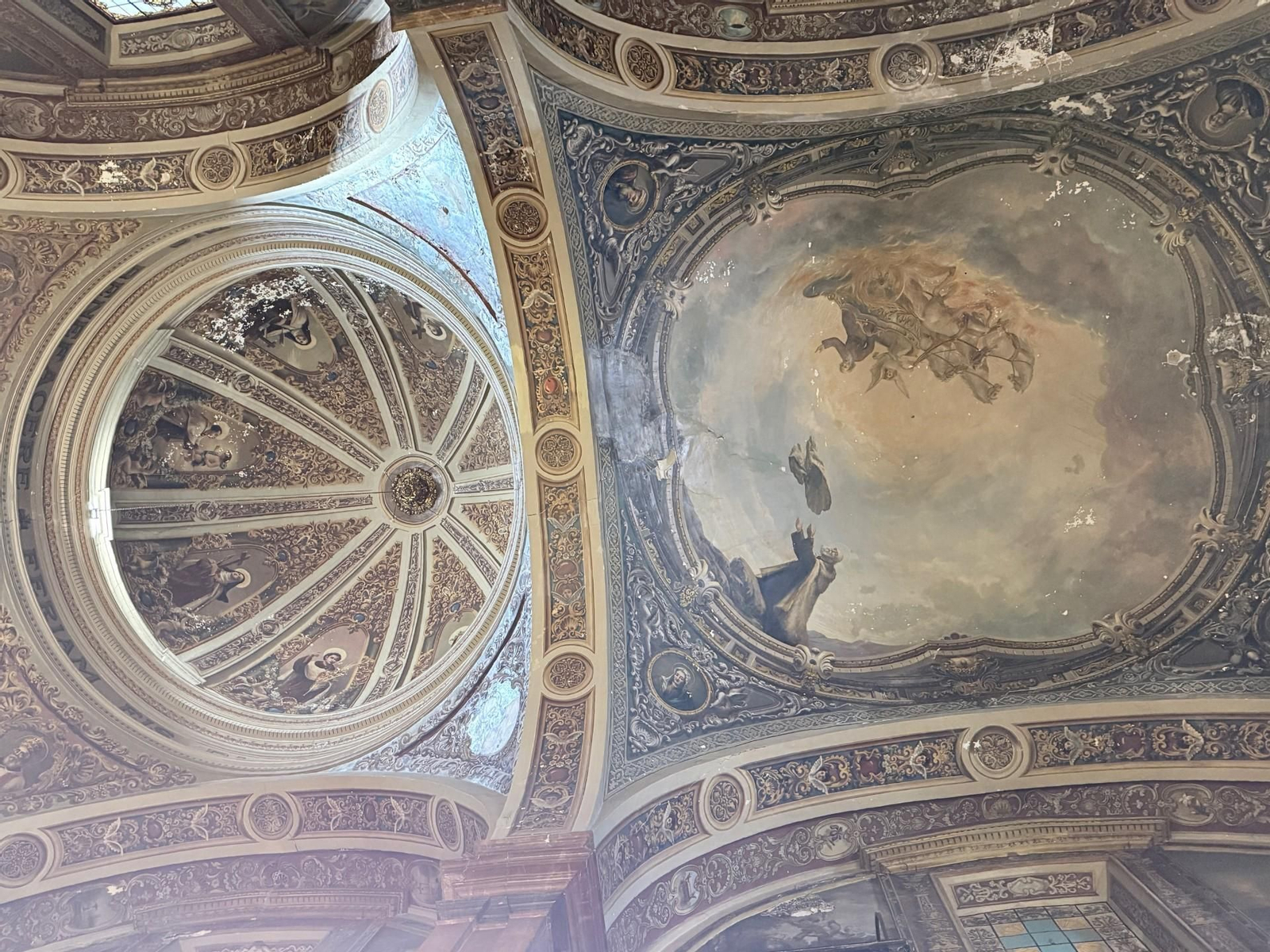 La magnífica decoración pictórica.