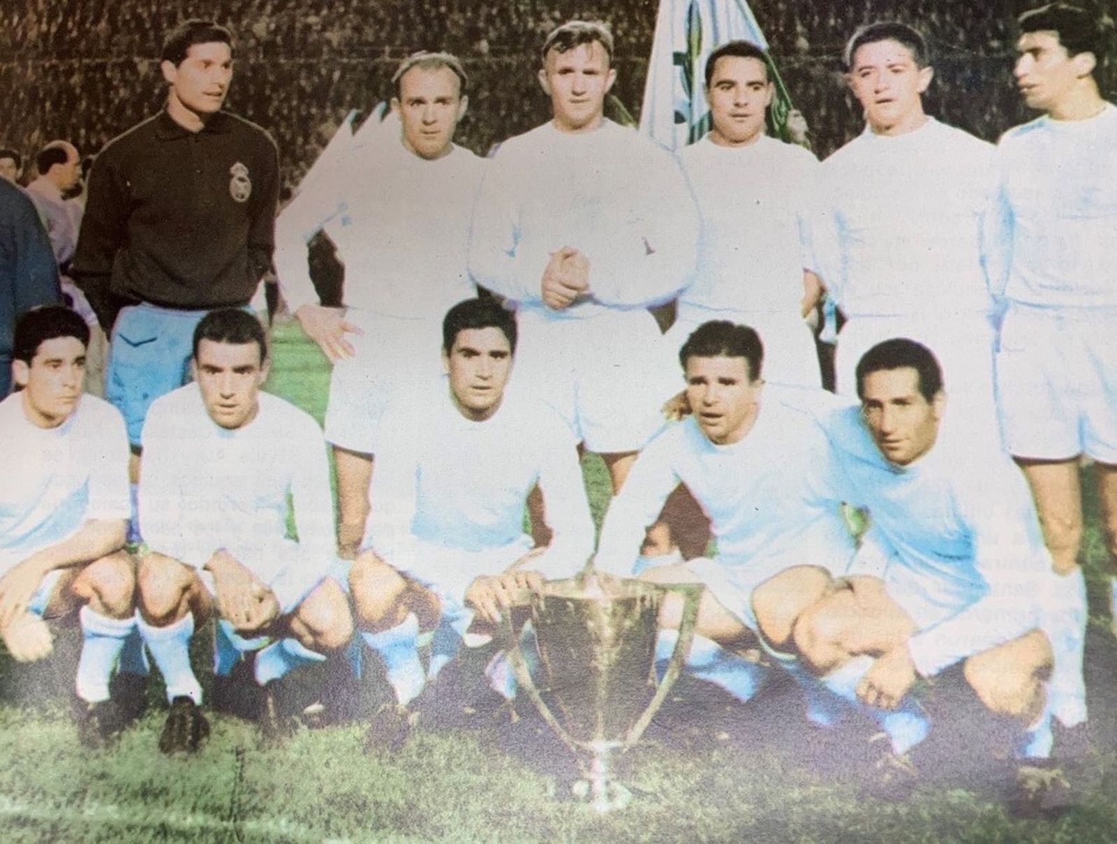 El Real Madrid de la época de Chus Herrera posa con el trofeo de Liga
