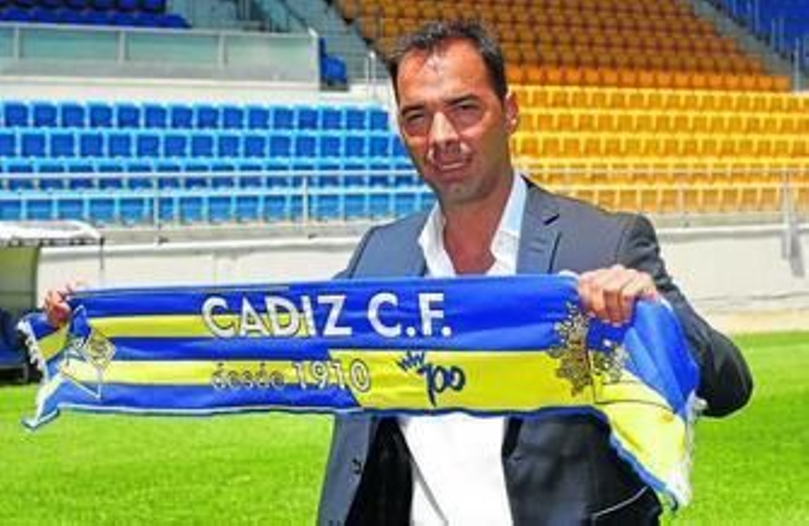 El director deportivo del Cádiz, Jorge Cordero, con una bufanda del conjunto amarillo.