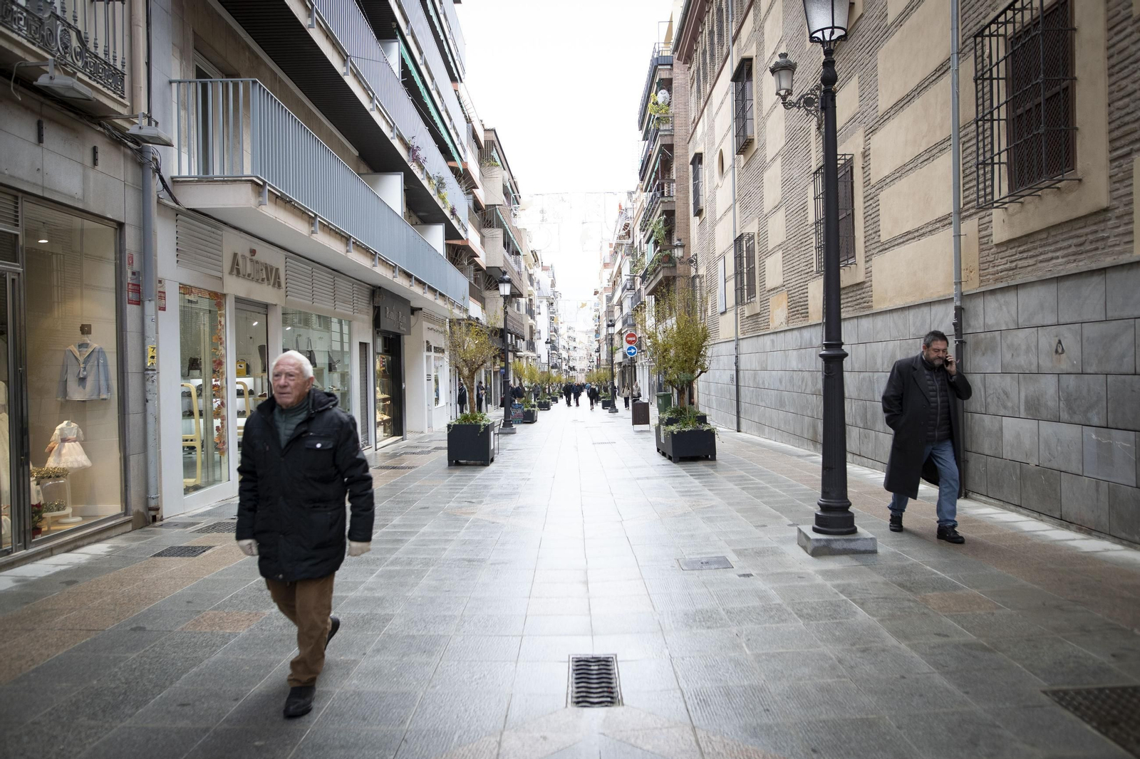 Fotos: así ha quedado la nueva calle San Antón, una de las vías más emblemáticas de Granada