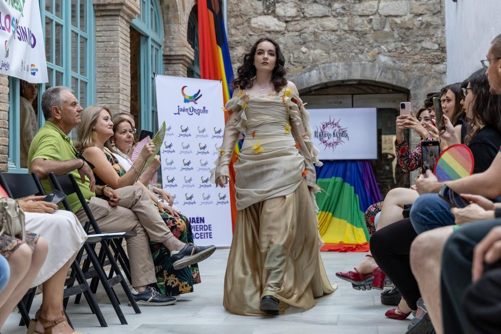 Alberto Batres, el diseñador jiennense presenta sus creaciones en el evento en el que se aborda cómo performar el género a través de la moda