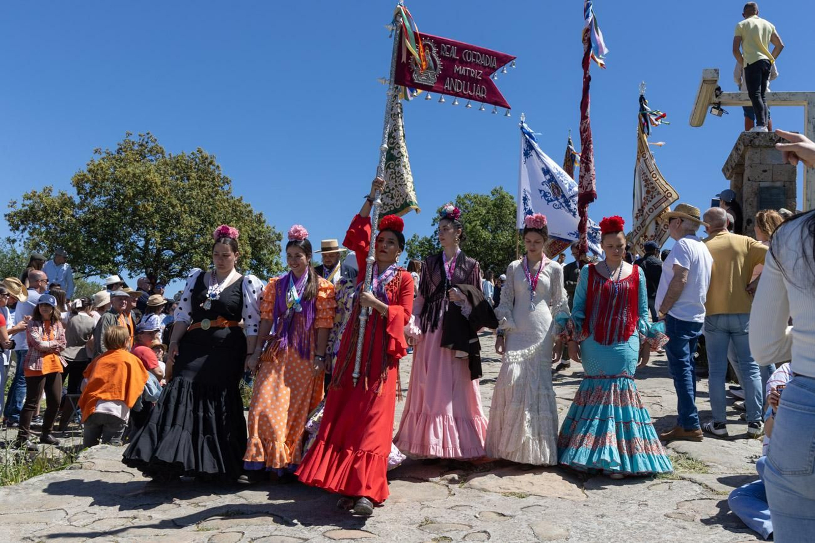 Miles de romeros acuden al encuentro de la Virgen de la Cabeza en su romería