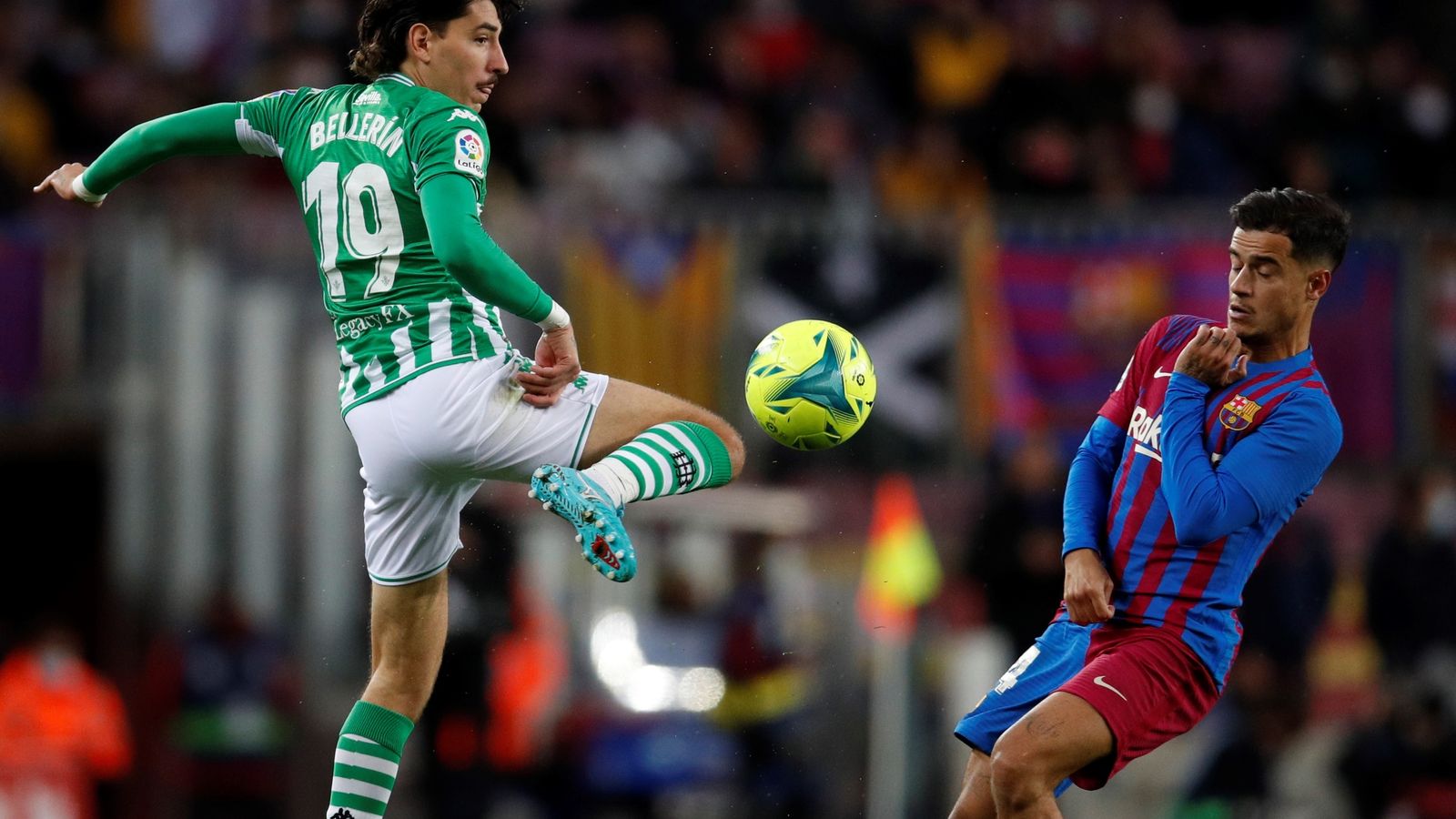 Bellerín, ante Coutinho.