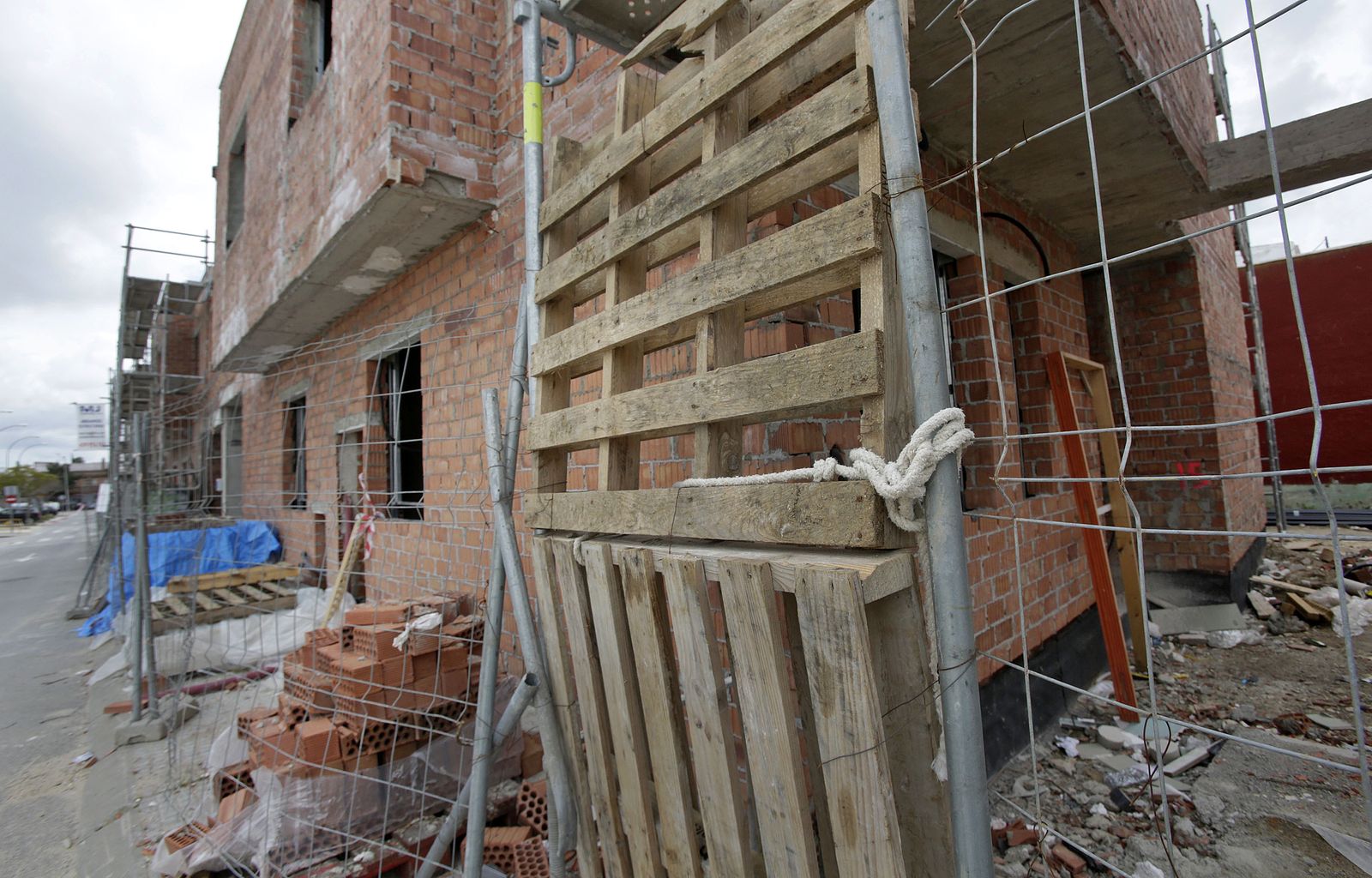 Una obra en la ciudad de El Puerto, donde el paro ha crecido ligeramente la construcción.