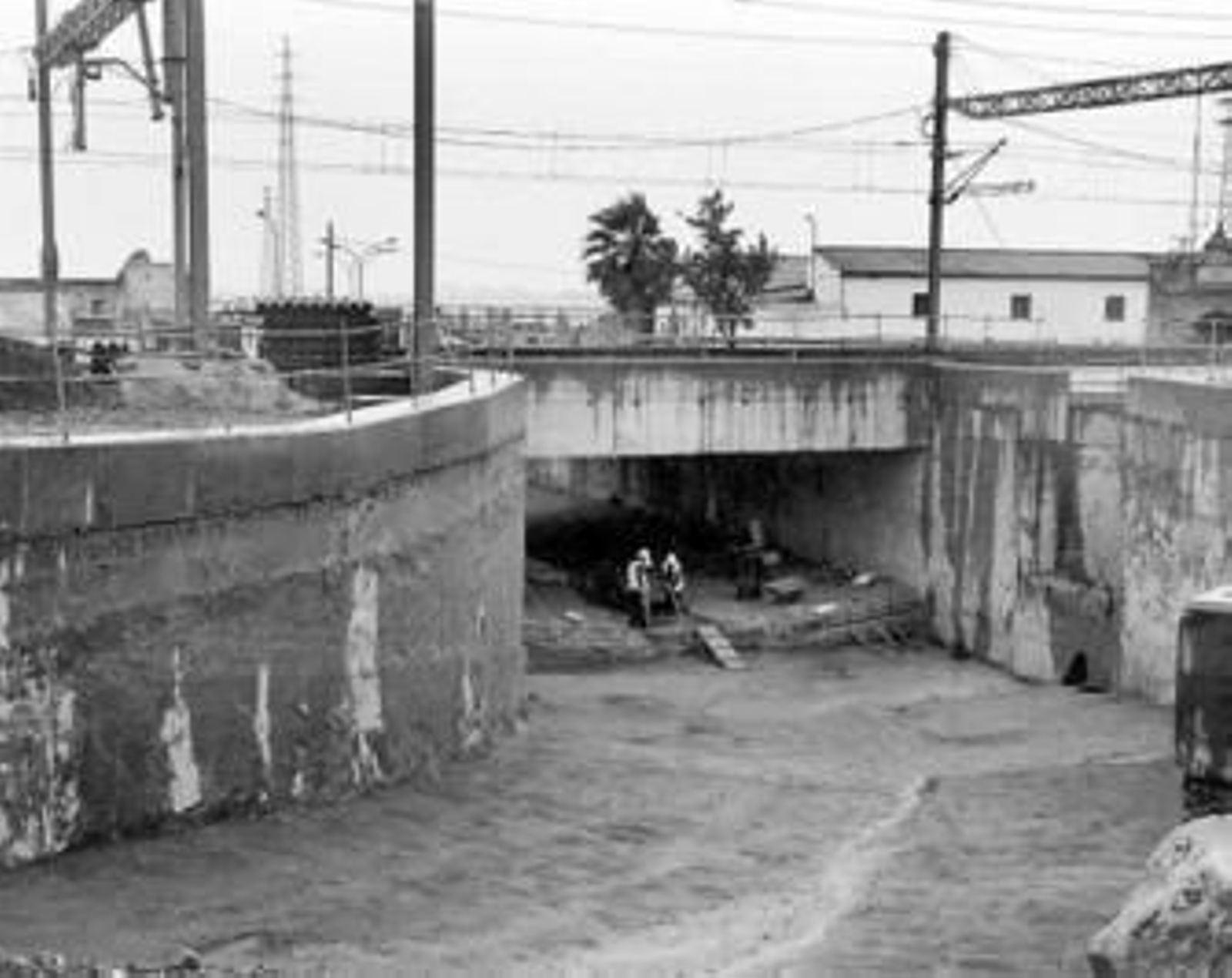 El nuevo paso subterráneo bajo el solar de la antigua estación ya está muy avanzado.