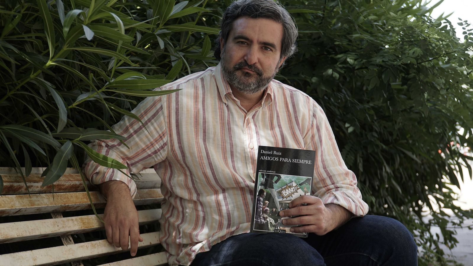 Daniel Ruiz posa con un ejemplar de 'Amigos para siempre', novela que llega este miércoles a las librerías.