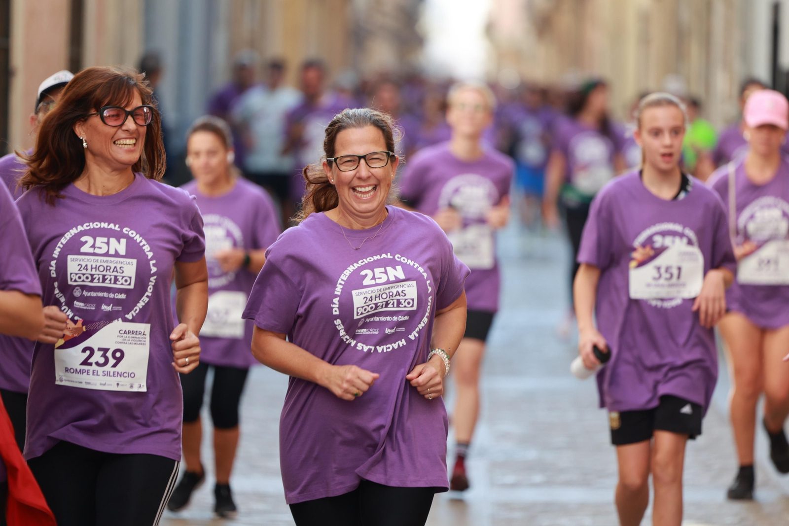 Todas las imágenes de la carrera contra la violencia de género en Cádiz