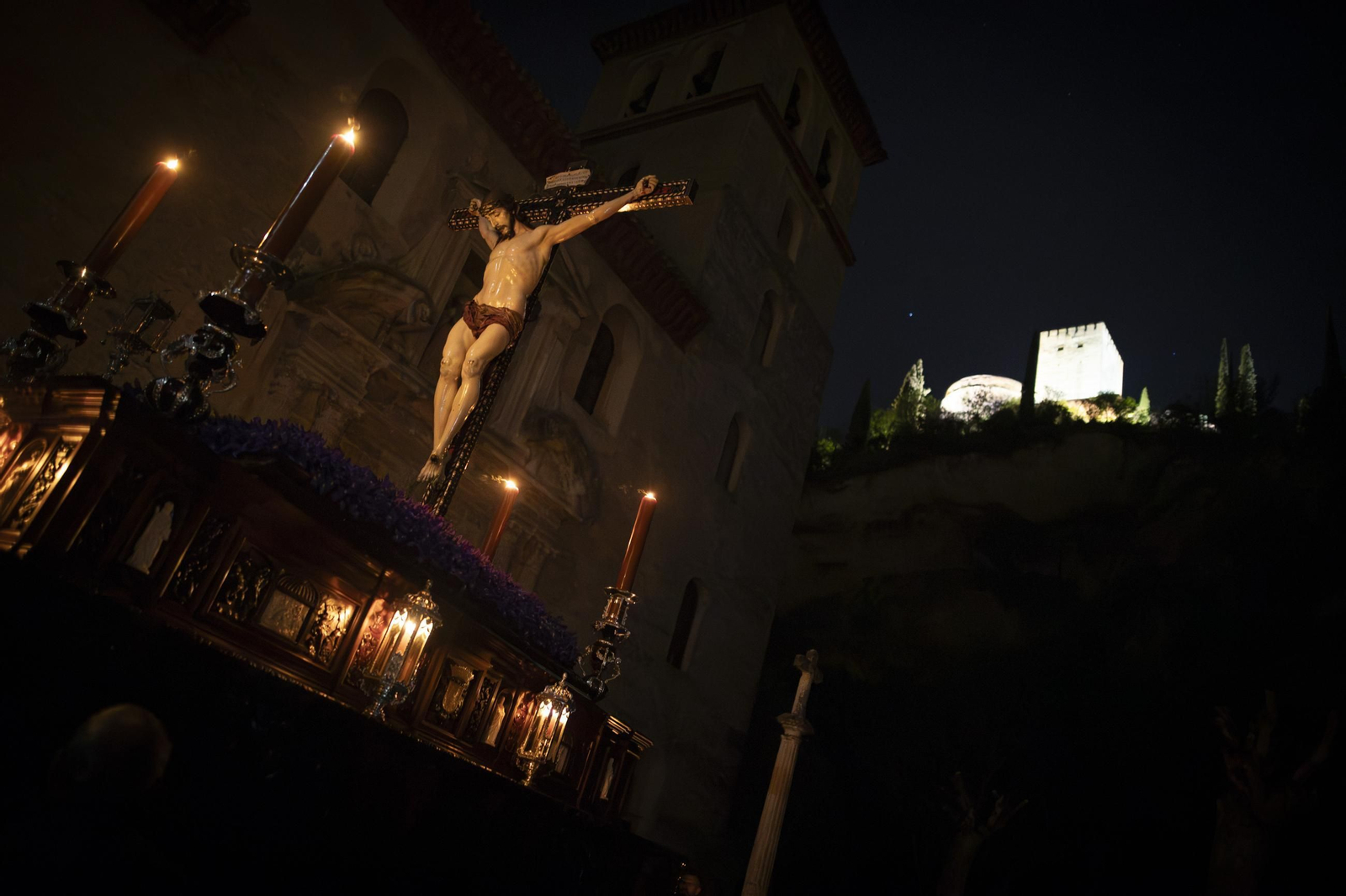 Silencio y oscuridad: las mejores fotos de la procesión del Cristo de la Misericordia de Granada