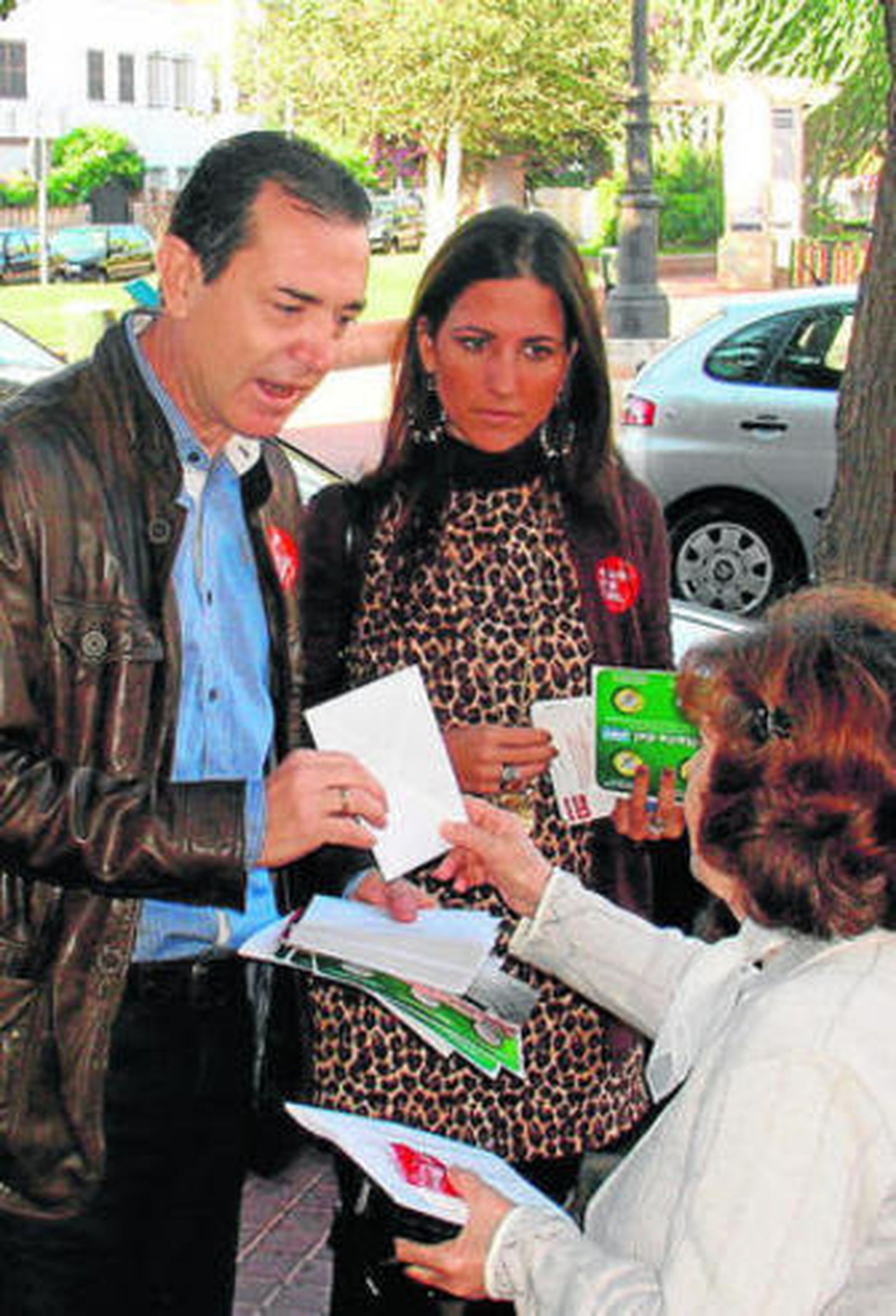 Pérez Navas e Inés Plaza repartiendo su programa electoral.